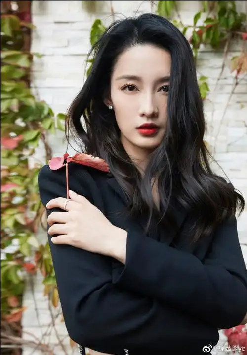 李沁镂空西装侧颜照