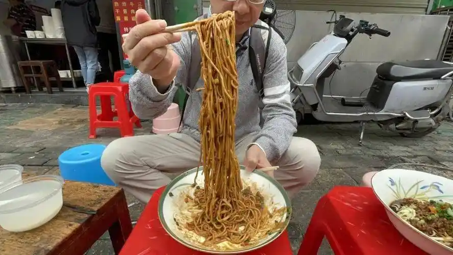 武汉热干面测评,毗邻烈士街,武昌老城区的三碗好面_汉口_故事_辛亥