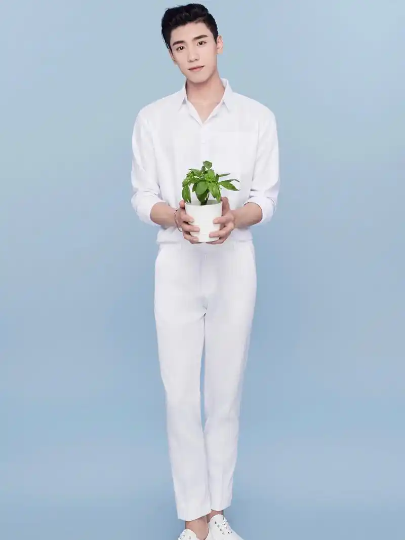 186cm王子异一身lv豪而不土网友原来大长腿也要卷裤脚