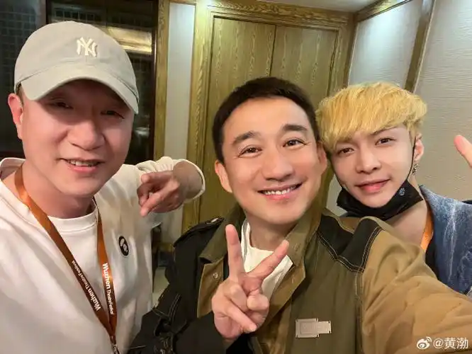 231025|渤哥微博更新张艺兴相关合照2p已知两张图里各三人,请问能结