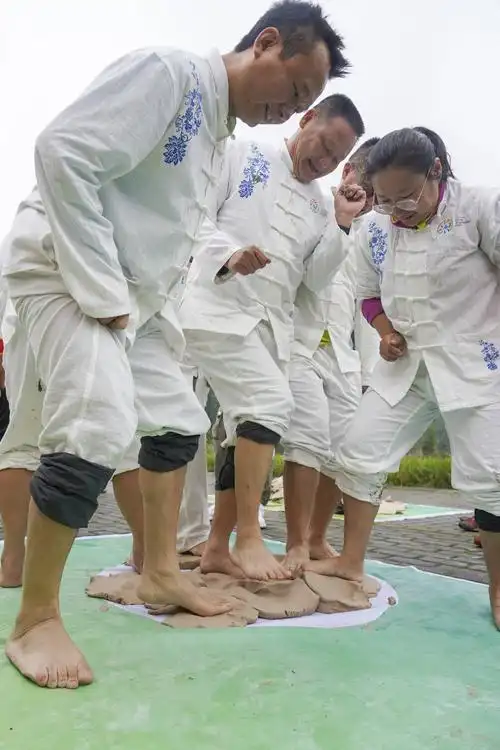10月19日,参赛选手正在踩泥挑战赛中.