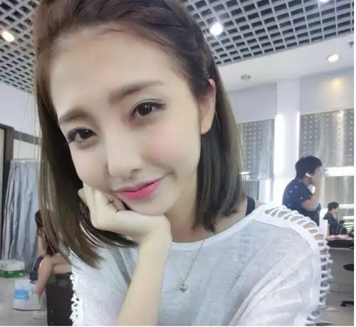 网上也流传着许多网友拍到王思聪与豆得儿在一起的照片,一起在成都