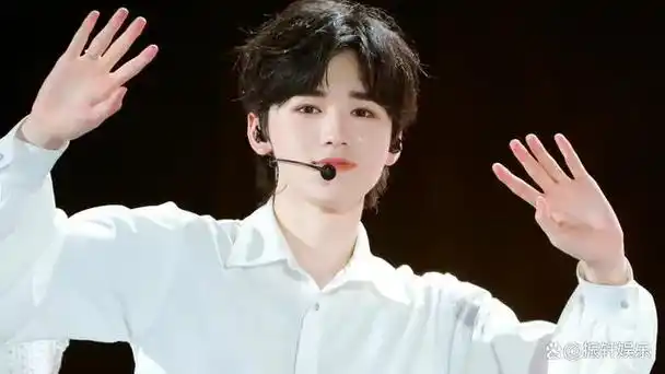 宋亚轩却像一股清流,不受娱乐圈的束缚,保持着自在松弛的态度,成为了