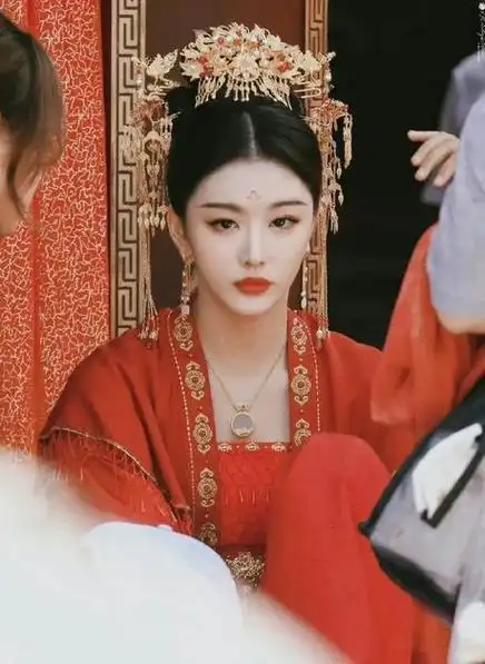 孔雪儿新剧"墨雨云间"红衣古装惊艳,女间谍角色引爆期待