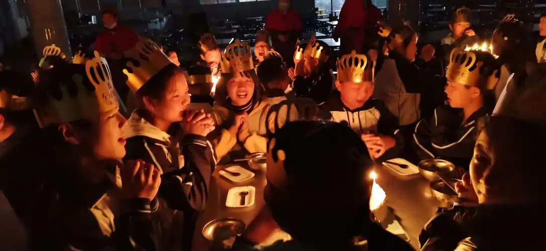 灿烂的笑脸,金色的童年------淮滨外国语学校小学生九月份集体生日