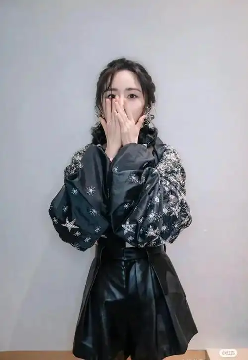 杨幂最新穿搭美照释出,嘟嘴卖萌比耶俏皮可爱,满满的少女感!