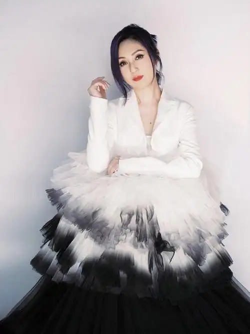 杨千嬅登《声生不息》舞台拍造型写真 穿百褶蛋糕裙浪漫唯美