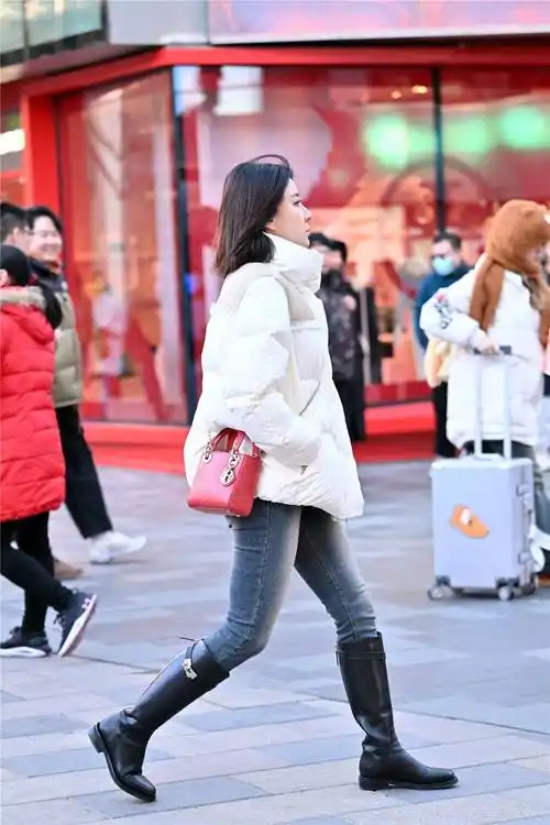 紧身牛仔裤搭配长靴,冬季的经典搭配组合,穿出时尚感不难_风格_美女