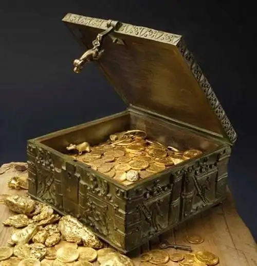 根据芬恩公布的照片,藏宝箱里装有许多罕见金币和金块