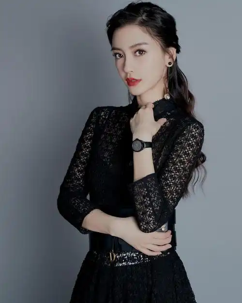 杨颖只不过将头发扎了起来,气质变得干练又知性,早该选这款发型