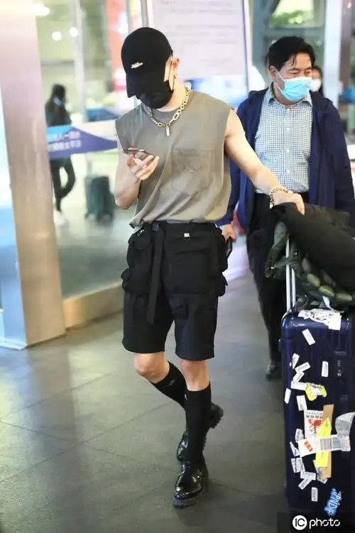 马伯骞成都到达宛若潮人街拍背心短裤大金链