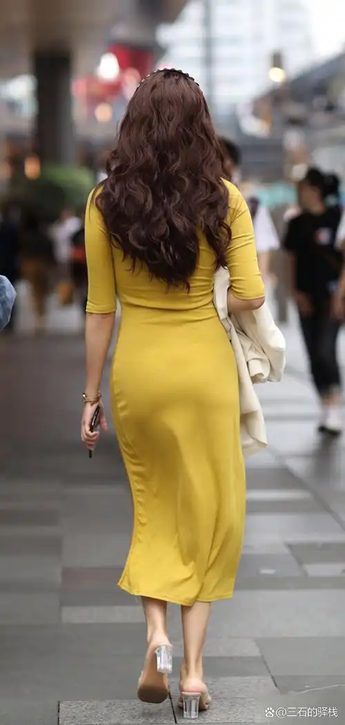 黄色长裙,优雅背影,都市丽人,就是这么自信!