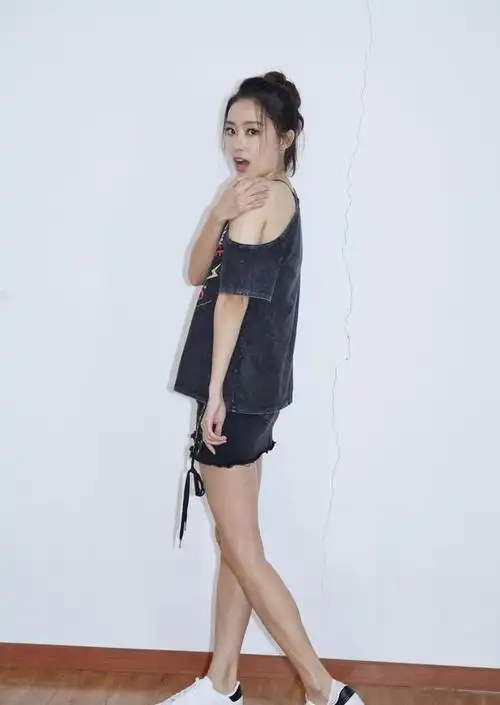 小品女神张小斐太时髦穿半露肩上衣配短裙170比例真好