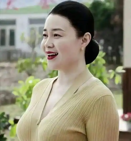 关婷娜:化妆师逆袭成明星,被赵本山捧红,如今40岁仍单身