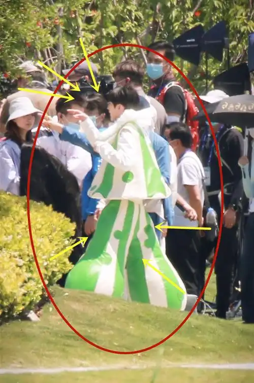 蔡徐坤照片跑男("跑男"蔡徐坤穿睡衣走秀路透图曝光,站沙溢郭麒麟身边