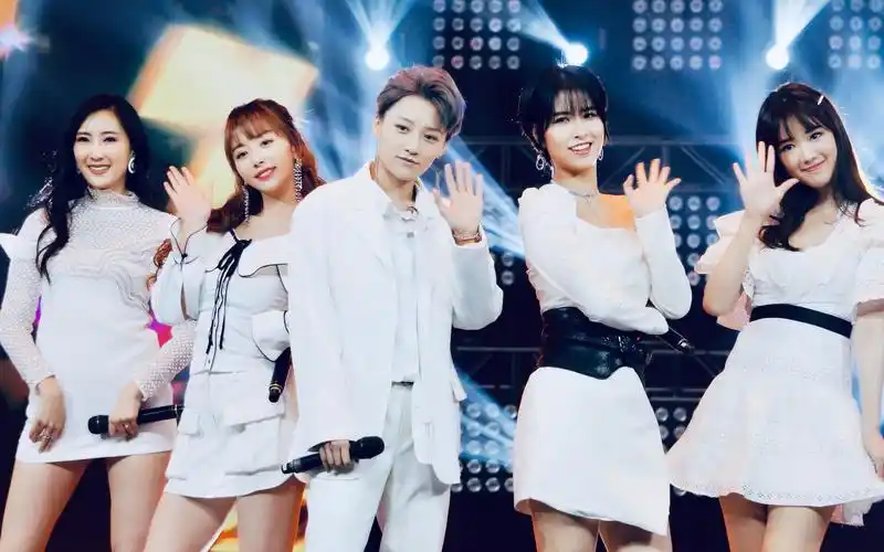 刘雨昕xin舞台《蜜蜂少女》190603中国节拍舞台