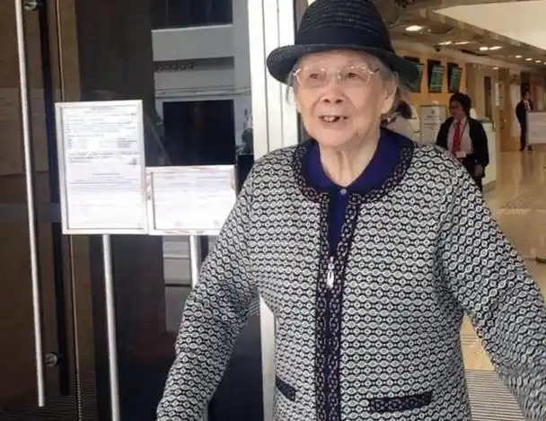 梅艳芳哥哥意外摔伤昏迷,送医院救治,被梅母抛弃,妻儿也远离他