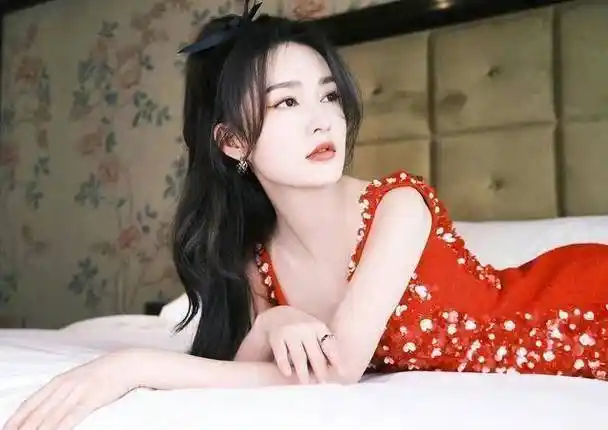 方领让整条裙子更加利落,无袖的设计让李沁纤细的手臂完美展现,超短的