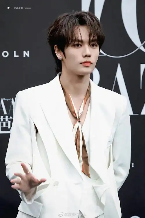 林彦俊白色v领西装造型