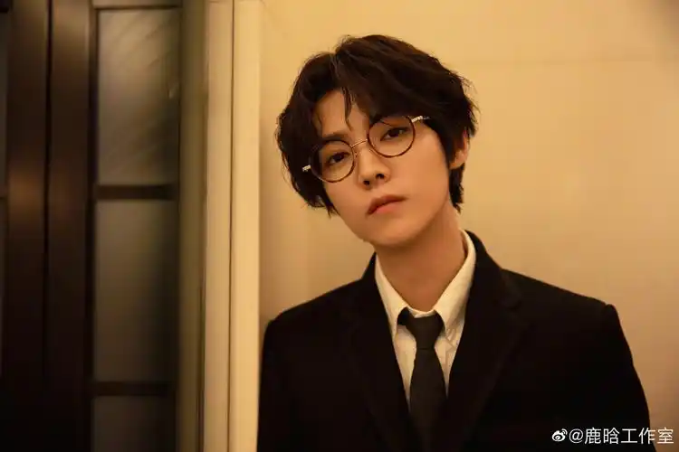 鹿晗新剧《穿越火线》官宣 荷尔蒙战服造型首曝光