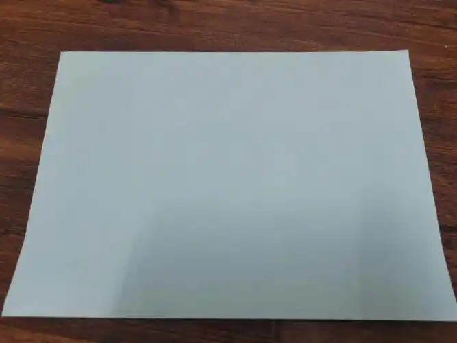 简单纸炮教程图片:先准备一张a4纸,以长的一边为底对折,展开