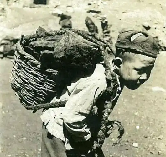 正是对旧社会,对地主恶霸们刻骨铭心的恨意,造就了一个又一个"黄继光