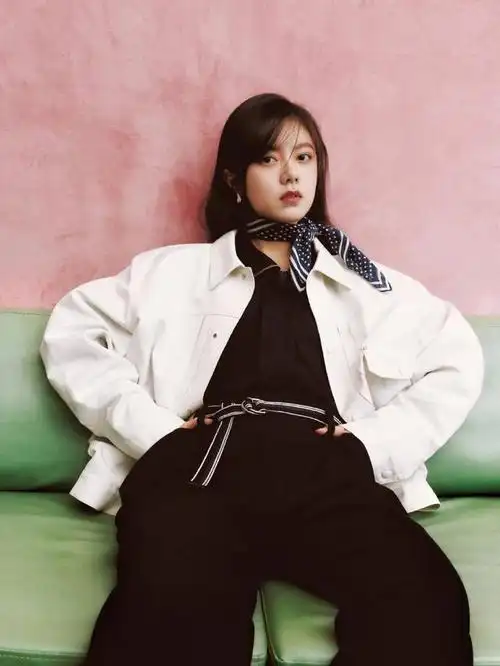 赵今麦,一位备受瞩目的年轻演员,在《少年派》的播出期间,她成功签约