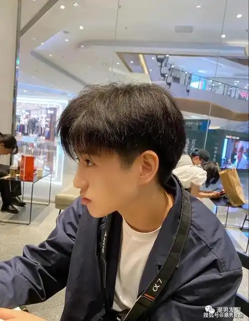 韩式3/7分发型也是比较常见的一款,深受年轻小哥哥们的喜爱,所以2021