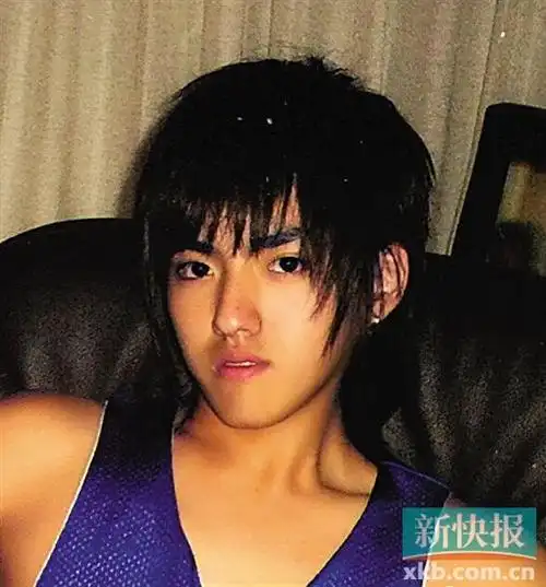 当红小生吴亦凡日前在微博晒出一张十五岁珍贵老照片,翻拍的照片已经