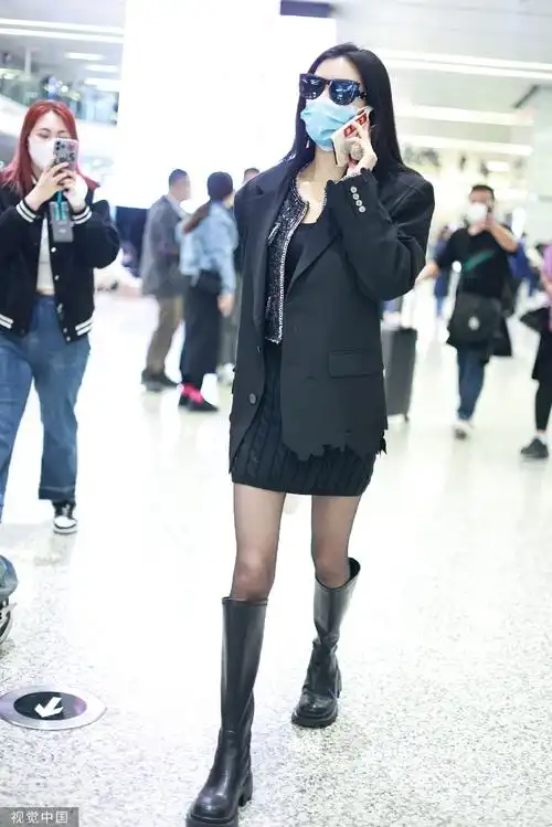 张予曦all black穿搭现身机场 短裙配高筒靴气场全开_影视资讯网明星