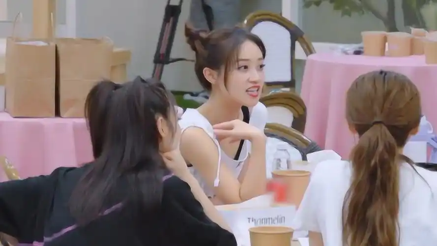 孟佳镜头少到可怜,蓝盈莹四公紧随宁静,死都不和伊能静一队