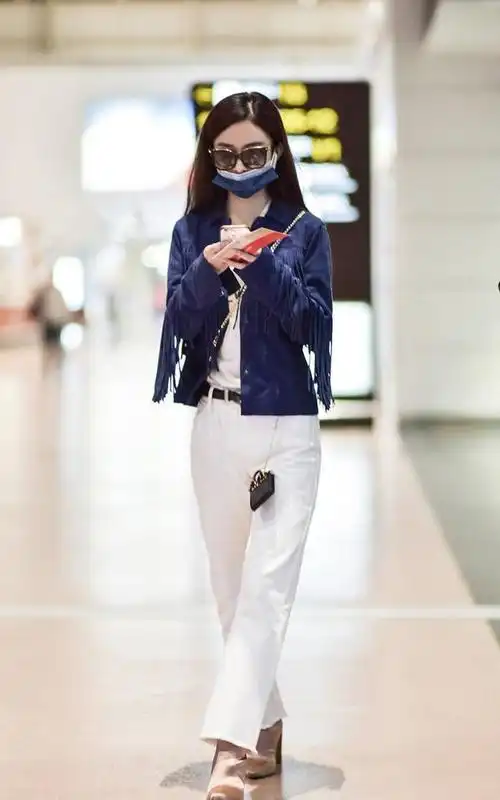 赵丽颖穿小白裤走机场裤腿一圈毛边真精致都当妈了还有少女心