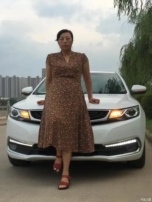 媳妇当车模长裙老婆与我的帝豪gl相约夕阳西下