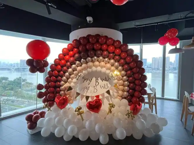 每个月的员工生日会都认认真真的布置一番