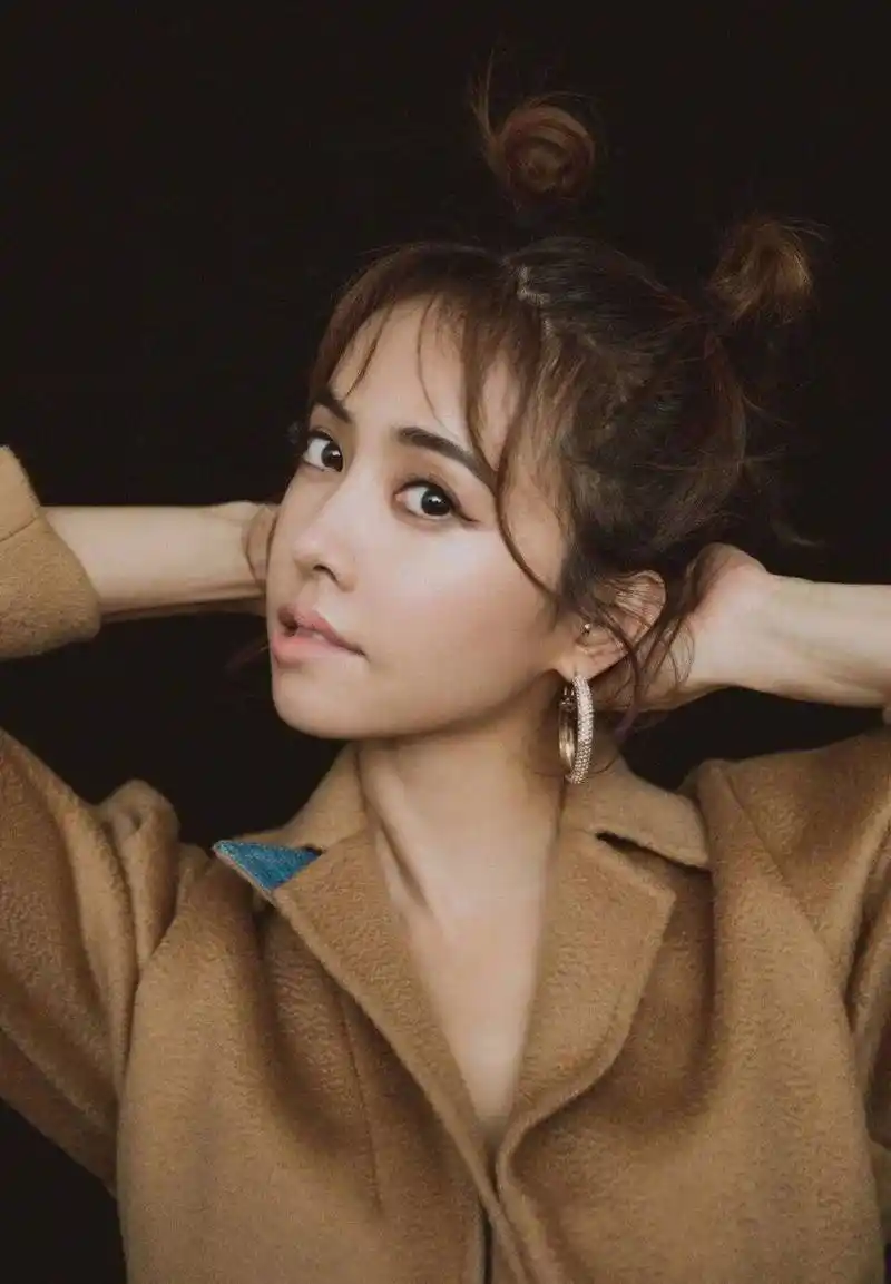 43岁蔡依林逛纽约博物馆,坐姿豪迈跷二郎腿,一细节被质疑老花眼_明星