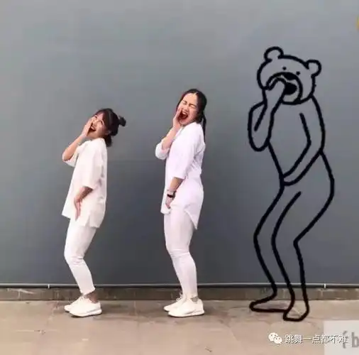 除了没节操的动作学的像,连熊头人传(wei)神(suo)的表情也是很到位啊!