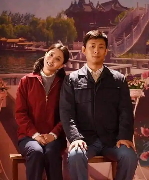 张译携妻子住酒店!偶遇殷桃热情拥抱不避嫌,女方身材时尚太抢镜