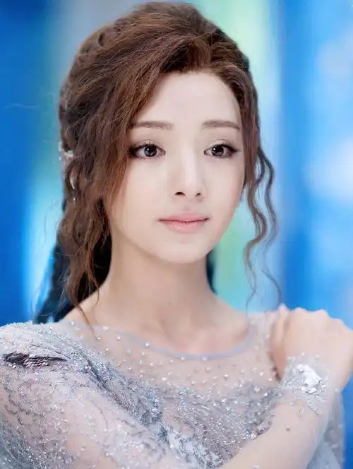 姜潮麦迪娜竟然结婚了,两人都有颜却不红