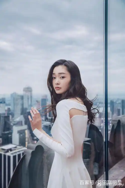 宋轶早期出席活动,正面已经很惊艳了,没想到后面还有亮点!