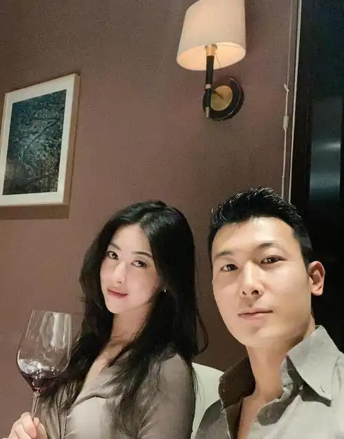 朱珠和老公喝下午茶!穿搭时髦自带高级感,这气场一般人作不出来