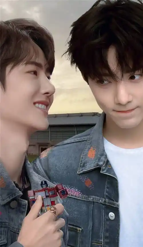 在去年的"星光大赏"中,肖战和王一博的关系非常亲密.