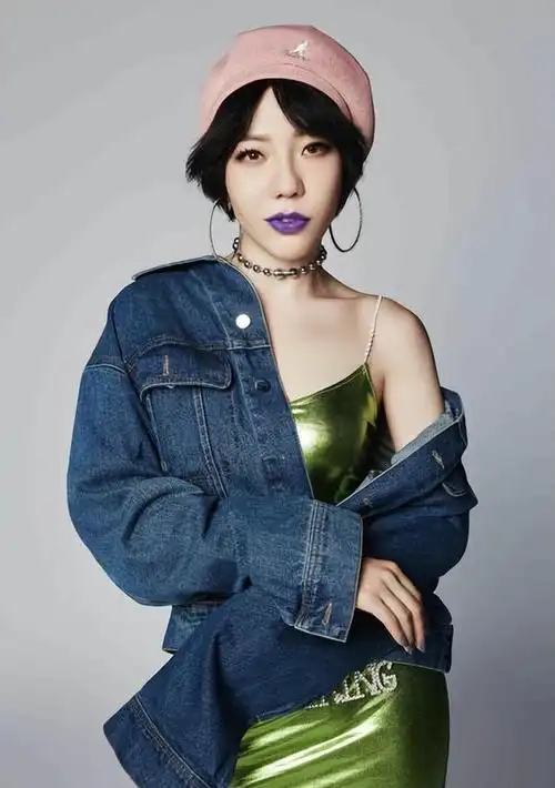 消失的"巨星"吴莫愁:从天价代言费到县城卖唱,她经历了什么