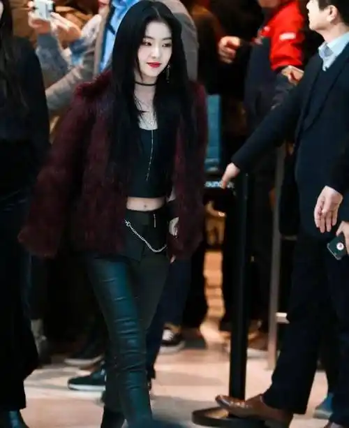 韩国女神裴珠泫,大胆穿紧身皮裤,小个子帅起来不得了!_黑色_造型_气质