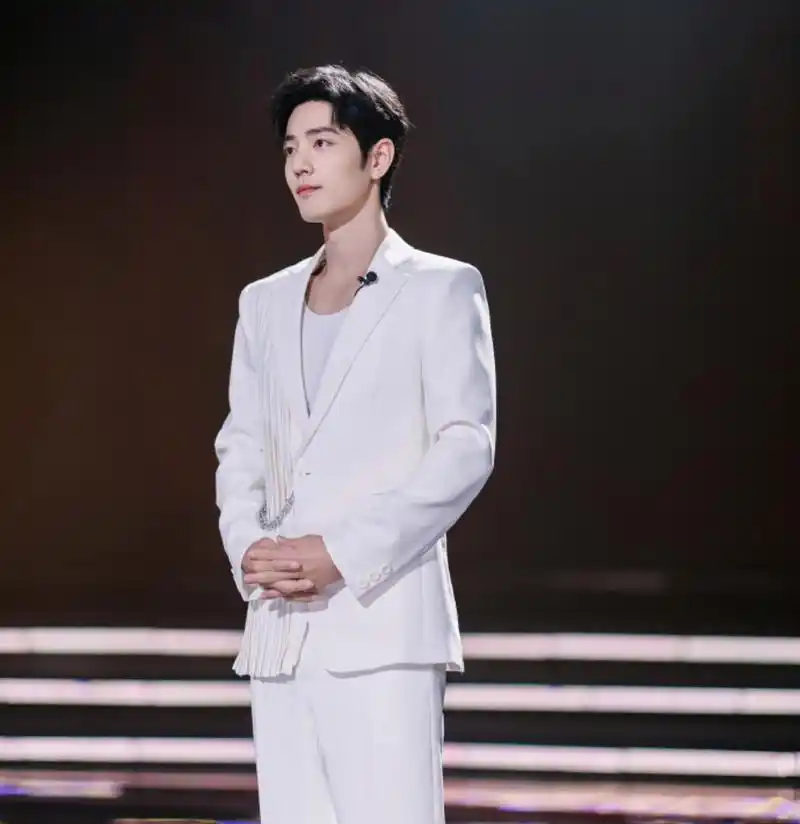 肖战身穿一身白衣,宛如白马王子一般,衣服上的披风是代表所向披靡吧?