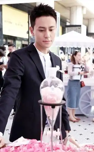 秦俊杰现身杭州人气高被粉丝要求多吃点