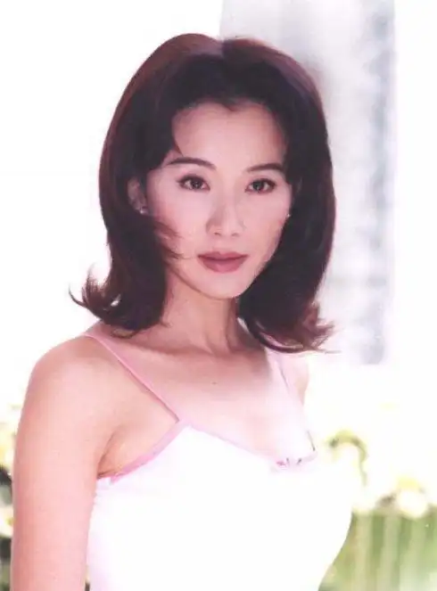 初恋因爱的卑微结束后多次插足富豪婚姻现52岁的她孤身一人