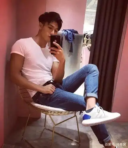 组图:身高178,体重150的帅气小哥哥,坐着拍照都这么棒,太酷!