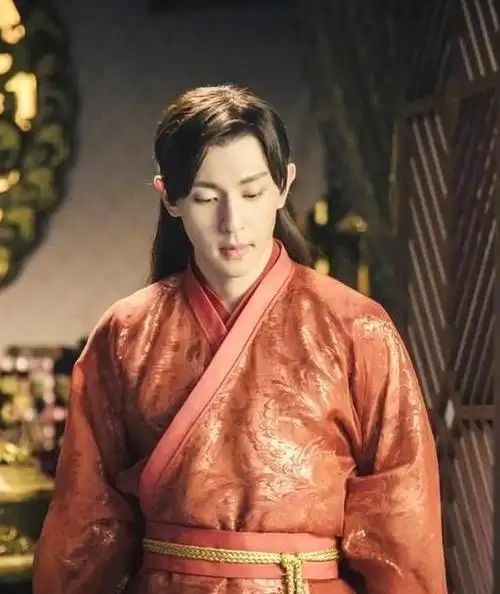 第四:邓伦如今的娱乐圈,古装剧层出不穷,给我们带来了不少古装美男子