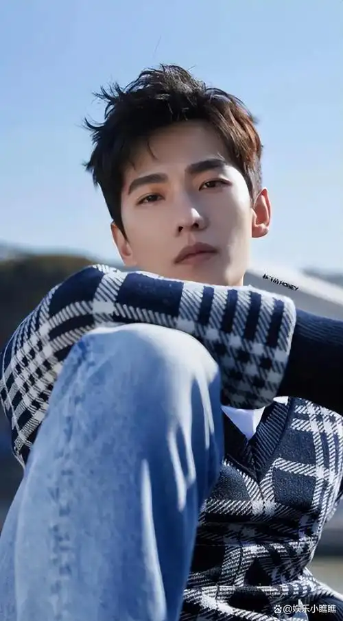 杨洋和朱正廷横向对比,结果显示杨洋的身高甚至未及朱正廷的额头,这种