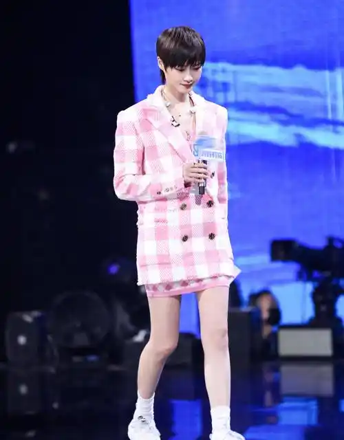 原创难怪是时尚宠儿李宇春一身粉色套裙秀美腿短发女人时尚又俏皮